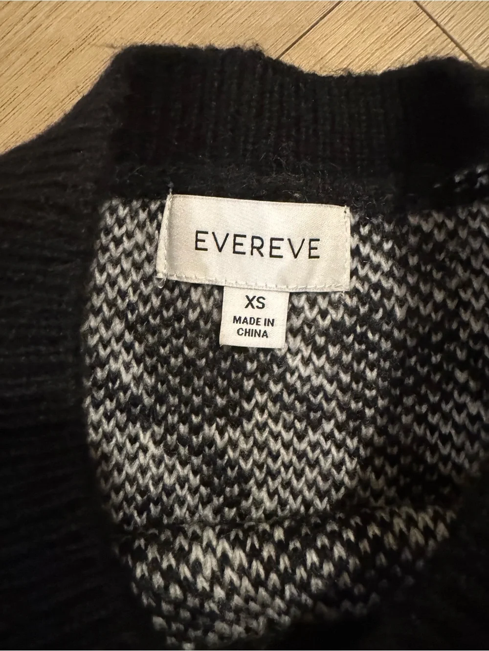 Evereve Black & White Houndstooth V‑Neck Sweater Vest